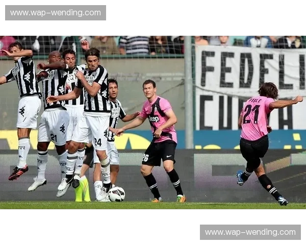 弗法纳补时阶段连入两球 朗斯五球大胜继续强势领跑 弗法纳补时阶段连入两球 朗斯五球大胜继续强势领跑